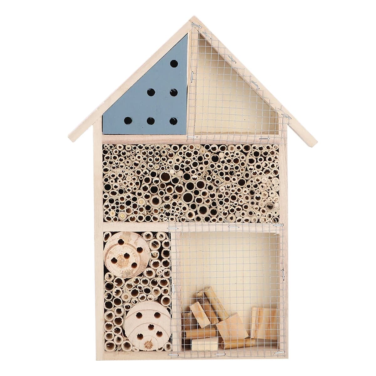 Hôtel à insectes en bois à plusieurs compartiments garnis de tubes de bambou et de bûches percées