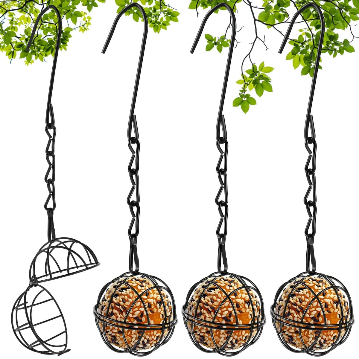 Quatre porte-boules de graisse en métal suspendus par des chaînes devant un feuillage