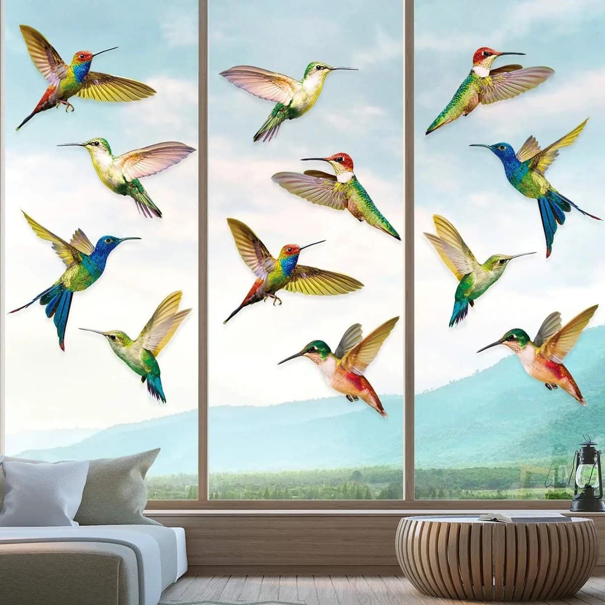Motifs colorés électrostatiques appliqués sur une grande baie vitrée vue de l'intérieur